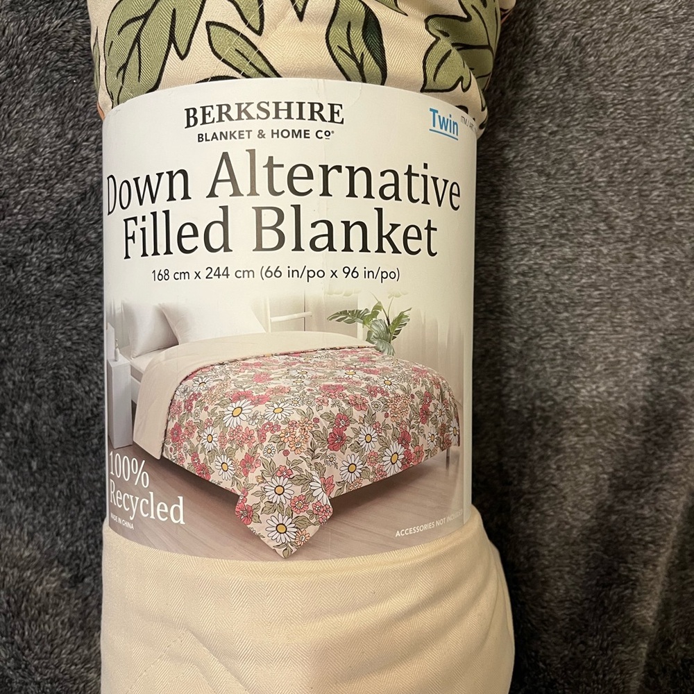 Berkshire Down Alternative Filled Blanket - Cream and Green